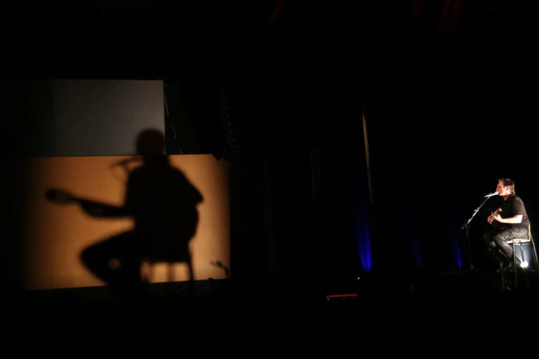 UMA VOZ, UM INSTRUMENTO ANO IV | Cobertura especial sobre a estreia do Ano IV do projeto Uma Voz, Um Instrumento, que recebeu o cantor e compositor Paulo Miklos, no dia 14 de junho de 2019. A cobertura é composta pela fotografia da apresentação e pelo desenvolvimento de um programete especial, intitulado Uma Voz, Um Instrumento #Review. O conceito "review" vem de revisitar a noite da apresentação por meio de uma entrevista com o artista mesclada com alguns dos melhores momentos da apresentação. O projeto Uma Voz, Um Instrumento é uma realização do Centro Cultural Minas Tênis Clube. A curadoria, comunicação e produção é de Alves Madeira Comunicação e Produção. Teatro do Centro Cultural Minas Tênis Clube, Belo Horizonte (MG). 14/06/2019. © Copyright Liliane Pelegrini/Bendita  Conteúdo & Imagem | Todos os direitos reservados | All rights reserved