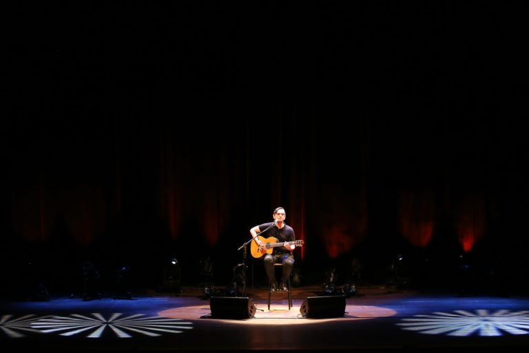 UMA VOZ, UM INSTRUMENTO ANO IV | Cobertura especial sobre a estreia do Ano IV do projeto Uma Voz, Um Instrumento, que recebeu o cantor e compositor Paulo Miklos, no dia 14 de junho de 2019. A cobertura é composta pela fotografia da apresentação e pelo desenvolvimento de um programete especial, intitulado Uma Voz, Um Instrumento #Review. O conceito "review" vem de revisitar a noite da apresentação por meio de uma entrevista com o artista mesclada com alguns dos melhores momentos da apresentação. O projeto Uma Voz, Um Instrumento é uma realização do Centro Cultural Minas Tênis Clube. A curadoria, comunicação e produção é de Alves Madeira Comunicação e Produção. Teatro do Centro Cultural Minas Tênis Clube, Belo Horizonte (MG). 14/06/2019. © Copyright Liliane Pelegrini/Bendita  Conteúdo & Imagem | Todos os direitos reservados | All rights reserved