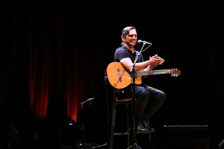 UMA VOZ, UM INSTRUMENTO ANO IV | Cobertura especial sobre a estreia do Ano IV do projeto Uma Voz, Um Instrumento, que recebeu o cantor e compositor Paulo Miklos, no dia 14 de junho de 2019. A cobertura é composta pela fotografia da apresentação e pelo desenvolvimento de um programete especial, intitulado Uma Voz, Um Instrumento #Review. O conceito "review" vem de revisitar a noite da apresentação por meio de uma entrevista com o artista mesclada com alguns dos melhores momentos da apresentação. O projeto Uma Voz, Um Instrumento é uma realização do Centro Cultural Minas Tênis Clube. A curadoria, comunicação e produção é de Alves Madeira Comunicação e Produção. Teatro do Centro Cultural Minas Tênis Clube, Belo Horizonte (MG). 14/06/2019. © Copyright Liliane Pelegrini/Bendita  Conteúdo & Imagem | Todos os direitos reservados | All rights reserved