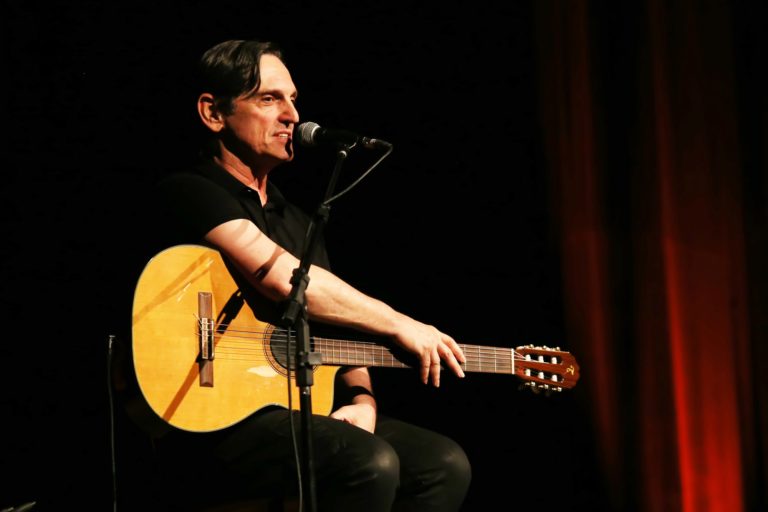 UMA VOZ, UM INSTRUMENTO ANO IV | Cobertura especial sobre a estreia do Ano IV do projeto Uma Voz, Um Instrumento, que recebeu o cantor e compositor Paulo Miklos, no dia 14 de junho de 2019. A cobertura é composta pela fotografia da apresentação e pelo desenvolvimento de um programete especial, intitulado Uma Voz, Um Instrumento #Review. O conceito "review" vem de revisitar a noite da apresentação por meio de uma entrevista com o artista mesclada com alguns dos melhores momentos da apresentação. O projeto Uma Voz, Um Instrumento é uma realização do Centro Cultural Minas Tênis Clube. A curadoria, comunicação e produção é de Alves Madeira Comunicação e Produção. Teatro do Centro Cultural Minas Tênis Clube, Belo Horizonte (MG). 14/06/2019. © Copyright Liliane Pelegrini/Bendita  Conteúdo & Imagem | Todos os direitos reservados | All rights reserved