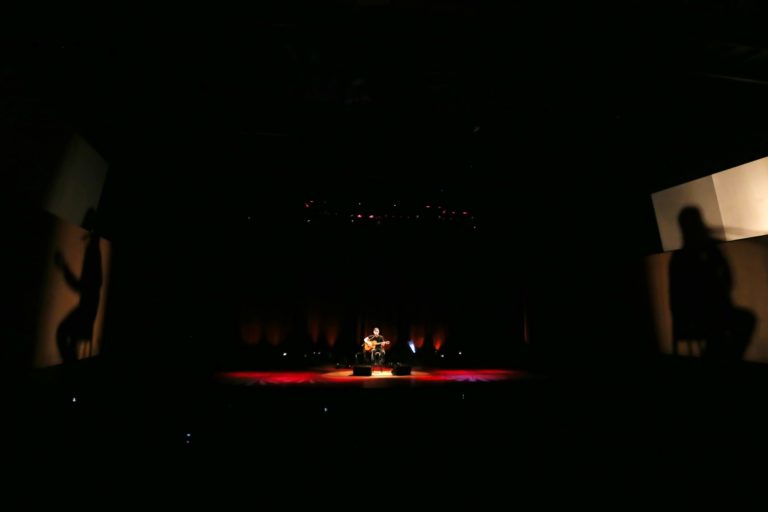 UMA VOZ, UM INSTRUMENTO ANO IV | Cobertura especial sobre a estreia do Ano IV do projeto Uma Voz, Um Instrumento, que recebeu o cantor e compositor Paulo Miklos, no dia 14 de junho de 2019. A cobertura é composta pela fotografia da apresentação e pelo desenvolvimento de um programete especial, intitulado Uma Voz, Um Instrumento #Review. O conceito "review" vem de revisitar a noite da apresentação por meio de uma entrevista com o artista mesclada com alguns dos melhores momentos da apresentação. O projeto Uma Voz, Um Instrumento é uma realização do Centro Cultural Minas Tênis Clube. A curadoria, comunicação e produção é de Alves Madeira Comunicação e Produção. Teatro do Centro Cultural Minas Tênis Clube, Belo Horizonte (MG). 14/06/2019. © Copyright Liliane Pelegrini/Bendita  Conteúdo & Imagem | Todos os direitos reservados | All rights reserved