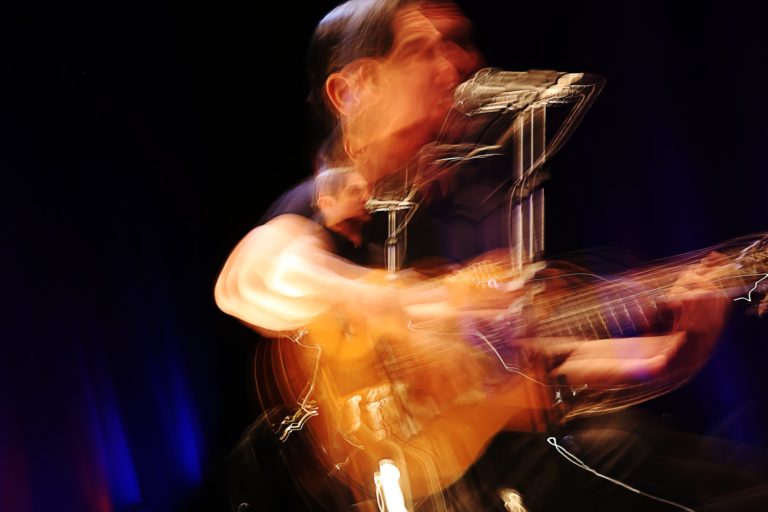 UMA VOZ, UM INSTRUMENTO ANO IV | Cobertura especial sobre a estreia do Ano IV do projeto Uma Voz, Um Instrumento, que recebeu o cantor e compositor Paulo Miklos, no dia 14 de junho de 2019. A cobertura é composta pela fotografia da apresentação e pelo desenvolvimento de um programete especial, intitulado Uma Voz, Um Instrumento #Review. O conceito "review" vem de revisitar a noite da apresentação por meio de uma entrevista com o artista mesclada com alguns dos melhores momentos da apresentação. O projeto Uma Voz, Um Instrumento é uma realização do Centro Cultural Minas Tênis Clube. A curadoria, comunicação e produção é de Alves Madeira Comunicação e Produção. Teatro do Centro Cultural Minas Tênis Clube, Belo Horizonte (MG). 14/06/2019. © Copyright Liliane Pelegrini/Bendita  Conteúdo & Imagem | Todos os direitos reservados | All rights reserved