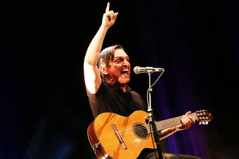 UMA VOZ, UM INSTRUMENTO ANO IV | Cobertura especial sobre a estreia do Ano IV do projeto Uma Voz, Um Instrumento, que recebeu o cantor e compositor Paulo Miklos, no dia 14 de junho de 2019. A cobertura é composta pela fotografia da apresentação e pelo desenvolvimento de um programete especial, intitulado Uma Voz, Um Instrumento #Review. O conceito "review" vem de revisitar a noite da apresentação por meio de uma entrevista com o artista mesclada com alguns dos melhores momentos da apresentação. O projeto Uma Voz, Um Instrumento é uma realização do Centro Cultural Minas Tênis Clube. A curadoria, comunicação e produção é de Alves Madeira Comunicação e Produção. Teatro do Centro Cultural Minas Tênis Clube, Belo Horizonte (MG). 14/06/2019. © Copyright Liliane Pelegrini/Bendita  Conteúdo & Imagem | Todos os direitos reservados | All rights reserved