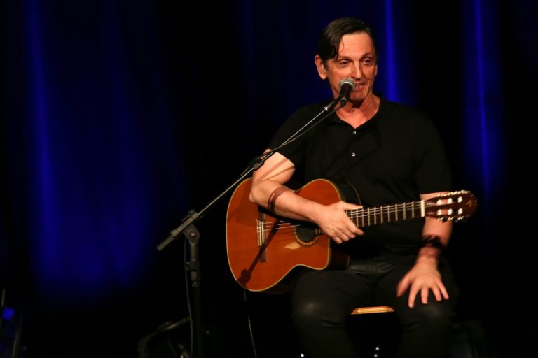 UMA VOZ, UM INSTRUMENTO ANO IV | Cobertura especial sobre a estreia do Ano IV do projeto Uma Voz, Um Instrumento, que recebeu o cantor e compositor Paulo Miklos, no dia 14 de junho de 2019. A cobertura é composta pela fotografia da apresentação e pelo desenvolvimento de um programete especial, intitulado Uma Voz, Um Instrumento #Review. O conceito "review" vem de revisitar a noite da apresentação por meio de uma entrevista com o artista mesclada com alguns dos melhores momentos da apresentação. O projeto Uma Voz, Um Instrumento é uma realização do Centro Cultural Minas Tênis Clube. A curadoria, comunicação e produção é de Alves Madeira Comunicação e Produção. Teatro do Centro Cultural Minas Tênis Clube, Belo Horizonte (MG). 14/06/2019. © Copyright Liliane Pelegrini/Bendita  Conteúdo & Imagem | Todos os direitos reservados | All rights reserved