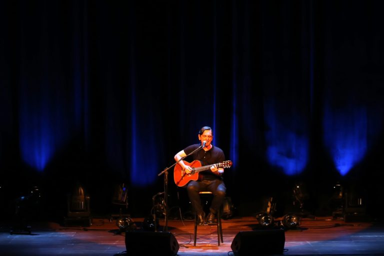 UMA VOZ, UM INSTRUMENTO ANO IV | Cobertura especial sobre a estreia do Ano IV do projeto Uma Voz, Um Instrumento, que recebeu o cantor e compositor Paulo Miklos, no dia 14 de junho de 2019. A cobertura é composta pela fotografia da apresentação e pelo desenvolvimento de um programete especial, intitulado Uma Voz, Um Instrumento #Review. O conceito "review" vem de revisitar a noite da apresentação por meio de uma entrevista com o artista mesclada com alguns dos melhores momentos da apresentação. O projeto Uma Voz, Um Instrumento é uma realização do Centro Cultural Minas Tênis Clube. A curadoria, comunicação e produção é de Alves Madeira Comunicação e Produção. Teatro do Centro Cultural Minas Tênis Clube, Belo Horizonte (MG). 14/06/2019. © Copyright Liliane Pelegrini/Bendita  Conteúdo & Imagem | Todos os direitos reservados | All rights reserved