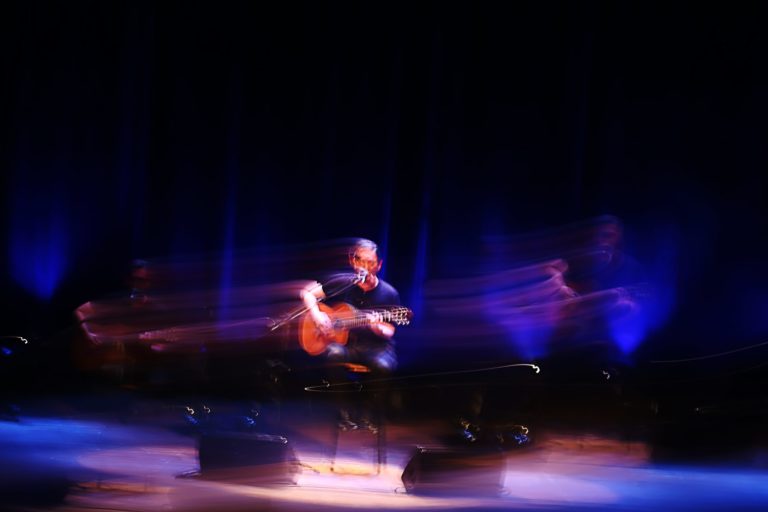 UMA VOZ, UM INSTRUMENTO ANO IV | Cobertura especial sobre a estreia do Ano IV do projeto Uma Voz, Um Instrumento, que recebeu o cantor e compositor Paulo Miklos, no dia 14 de junho de 2019. A cobertura é composta pela fotografia da apresentação e pelo desenvolvimento de um programete especial, intitulado Uma Voz, Um Instrumento #Review. O conceito "review" vem de revisitar a noite da apresentação por meio de uma entrevista com o artista mesclada com alguns dos melhores momentos da apresentação. O projeto Uma Voz, Um Instrumento é uma realização do Centro Cultural Minas Tênis Clube. A curadoria, comunicação e produção é de Alves Madeira Comunicação e Produção. Teatro do Centro Cultural Minas Tênis Clube, Belo Horizonte (MG). 14/06/2019. © Copyright Liliane Pelegrini/Bendita  Conteúdo & Imagem | Todos os direitos reservados | All rights reserved