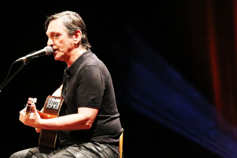 UMA VOZ, UM INSTRUMENTO ANO IV | Cobertura especial sobre a estreia do Ano IV do projeto Uma Voz, Um Instrumento, que recebeu o cantor e compositor Paulo Miklos, no dia 14 de junho de 2019. A cobertura é composta pela fotografia da apresentação e pelo desenvolvimento de um programete especial, intitulado Uma Voz, Um Instrumento #Review. O conceito "review" vem de revisitar a noite da apresentação por meio de uma entrevista com o artista mesclada com alguns dos melhores momentos da apresentação. O projeto Uma Voz, Um Instrumento é uma realização do Centro Cultural Minas Tênis Clube. A curadoria, comunicação e produção é de Alves Madeira Comunicação e Produção. Teatro do Centro Cultural Minas Tênis Clube, Belo Horizonte (MG). 14/06/2019. © Copyright Liliane Pelegrini/Bendita  Conteúdo & Imagem | Todos os direitos reservados | All rights reserved