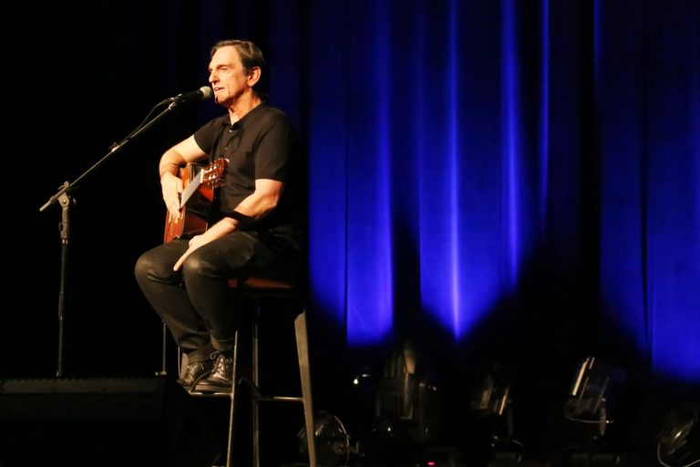 UMA VOZ, UM INSTRUMENTO ANO IV | Cobertura especial sobre a estreia do Ano IV do projeto Uma Voz, Um Instrumento, que recebeu o cantor e compositor Paulo Miklos, no dia 14 de junho de 2019. A cobertura é composta pela fotografia da apresentação e pelo desenvolvimento de um programete especial, intitulado Uma Voz, Um Instrumento #Review. O conceito "review" vem de revisitar a noite da apresentação por meio de uma entrevista com o artista mesclada com alguns dos melhores momentos da apresentação. O projeto Uma Voz, Um Instrumento é uma realização do Centro Cultural Minas Tênis Clube. A curadoria, comunicação e produção é de Alves Madeira Comunicação e Produção. Teatro do Centro Cultural Minas Tênis Clube, Belo Horizonte (MG). 14/06/2019. © Copyright Liliane Pelegrini/Bendita  Conteúdo & Imagem | Todos os direitos reservados | All rights reserved