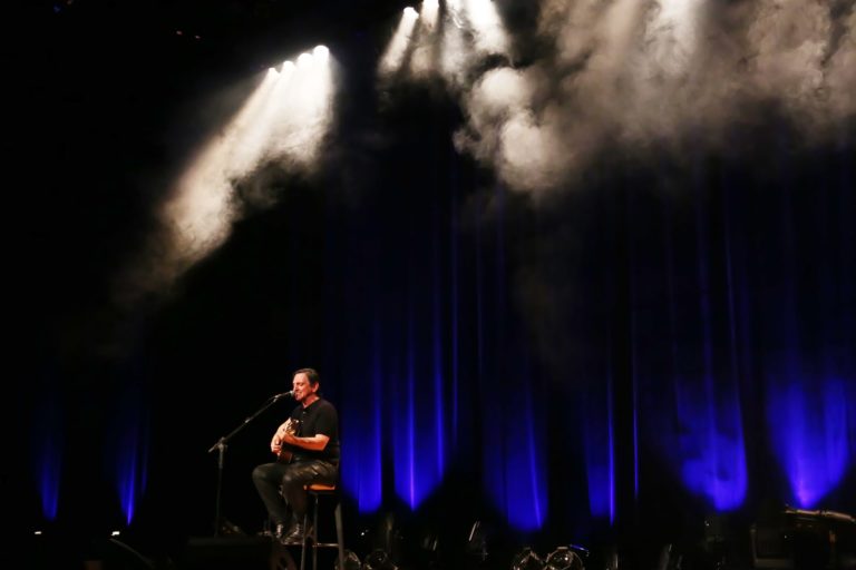 UMA VOZ, UM INSTRUMENTO ANO IV | Cobertura especial sobre a estreia do Ano IV do projeto Uma Voz, Um Instrumento, que recebeu o cantor e compositor Paulo Miklos, no dia 14 de junho de 2019. A cobertura é composta pela fotografia da apresentação e pelo desenvolvimento de um programete especial, intitulado Uma Voz, Um Instrumento #Review. O conceito "review" vem de revisitar a noite da apresentação por meio de uma entrevista com o artista mesclada com alguns dos melhores momentos da apresentação. O projeto Uma Voz, Um Instrumento é uma realização do Centro Cultural Minas Tênis Clube. A curadoria, comunicação e produção é de Alves Madeira Comunicação e Produção. Teatro do Centro Cultural Minas Tênis Clube, Belo Horizonte (MG). 14/06/2019. © Copyright Liliane Pelegrini/Bendita  Conteúdo & Imagem | Todos os direitos reservados | All rights reserved