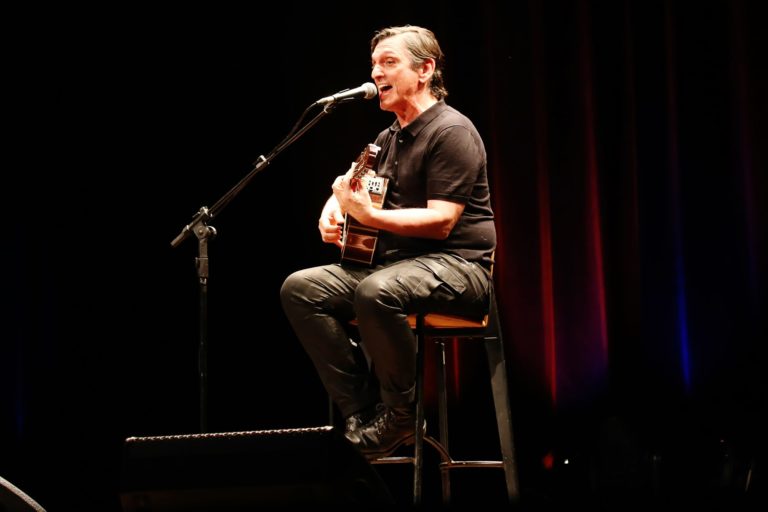 UMA VOZ, UM INSTRUMENTO ANO IV | Cobertura especial sobre a estreia do Ano IV do projeto Uma Voz, Um Instrumento, que recebeu o cantor e compositor Paulo Miklos, no dia 14 de junho de 2019. A cobertura é composta pela fotografia da apresentação e pelo desenvolvimento de um programete especial, intitulado Uma Voz, Um Instrumento #Review. O conceito "review" vem de revisitar a noite da apresentação por meio de uma entrevista com o artista mesclada com alguns dos melhores momentos da apresentação. O projeto Uma Voz, Um Instrumento é uma realização do Centro Cultural Minas Tênis Clube. A curadoria, comunicação e produção é de Alves Madeira Comunicação e Produção. Teatro do Centro Cultural Minas Tênis Clube, Belo Horizonte (MG). 14/06/2019. © Copyright Liliane Pelegrini/Bendita  Conteúdo & Imagem | Todos os direitos reservados | All rights reserved