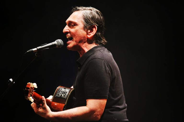 UMA VOZ, UM INSTRUMENTO ANO IV | Cobertura especial sobre a estreia do Ano IV do projeto Uma Voz, Um Instrumento, que recebeu o cantor e compositor Paulo Miklos, no dia 14 de junho de 2019. A cobertura é composta pela fotografia da apresentação e pelo desenvolvimento de um programete especial, intitulado Uma Voz, Um Instrumento #Review. O conceito "review" vem de revisitar a noite da apresentação por meio de uma entrevista com o artista mesclada com alguns dos melhores momentos da apresentação. O projeto Uma Voz, Um Instrumento é uma realização do Centro Cultural Minas Tênis Clube. A curadoria, comunicação e produção é de Alves Madeira Comunicação e Produção. Teatro do Centro Cultural Minas Tênis Clube, Belo Horizonte (MG). 14/06/2019. © Copyright Liliane Pelegrini/Bendita  Conteúdo & Imagem | Todos os direitos reservados | All rights reserved