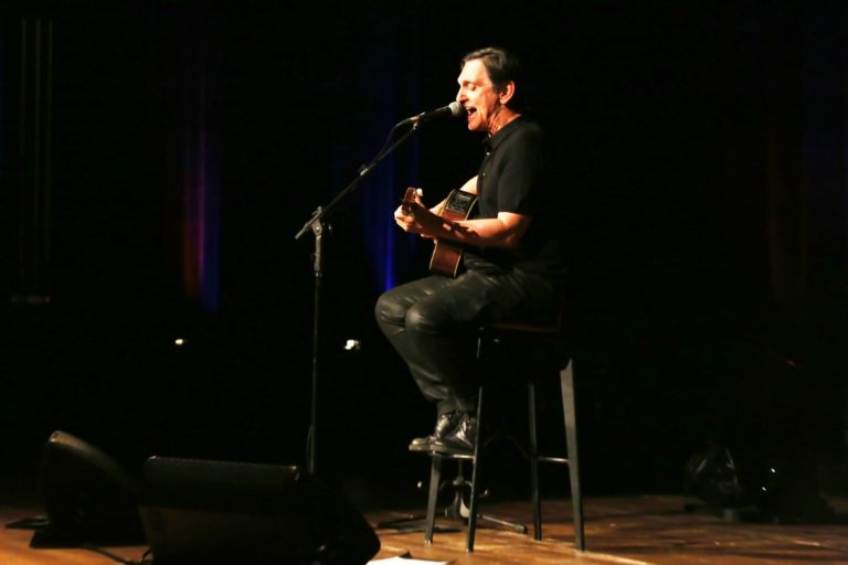 UMA VOZ, UM INSTRUMENTO ANO IV | Cobertura especial sobre a estreia do Ano IV do projeto Uma Voz, Um Instrumento, que recebeu o cantor e compositor Paulo Miklos, no dia 14 de junho de 2019. A cobertura é composta pela fotografia da apresentação e pelo desenvolvimento de um programete especial, intitulado Uma Voz, Um Instrumento #Review. O conceito "review" vem de revisitar a noite da apresentação por meio de uma entrevista com o artista mesclada com alguns dos melhores momentos da apresentação. O projeto Uma Voz, Um Instrumento é uma realização do Centro Cultural Minas Tênis Clube. A curadoria, comunicação e produção é de Alves Madeira Comunicação e Produção. Teatro do Centro Cultural Minas Tênis Clube, Belo Horizonte (MG). 14/06/2019. © Copyright Liliane Pelegrini/Bendita  Conteúdo & Imagem | Todos os direitos reservados | All rights reserved