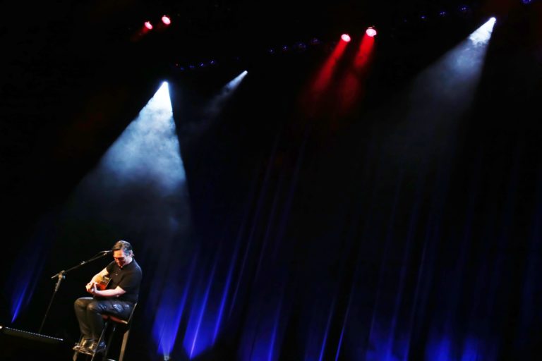 UMA VOZ, UM INSTRUMENTO ANO IV | Cobertura especial sobre a estreia do Ano IV do projeto Uma Voz, Um Instrumento, que recebeu o cantor e compositor Paulo Miklos, no dia 14 de junho de 2019. A cobertura é composta pela fotografia da apresentação e pelo desenvolvimento de um programete especial, intitulado Uma Voz, Um Instrumento #Review. O conceito "review" vem de revisitar a noite da apresentação por meio de uma entrevista com o artista mesclada com alguns dos melhores momentos da apresentação. O projeto Uma Voz, Um Instrumento é uma realização do Centro Cultural Minas Tênis Clube. A curadoria, comunicação e produção é de Alves Madeira Comunicação e Produção. Teatro do Centro Cultural Minas Tênis Clube, Belo Horizonte (MG). 14/06/2019. © Copyright Liliane Pelegrini/Bendita  Conteúdo & Imagem | Todos os direitos reservados | All rights reserved