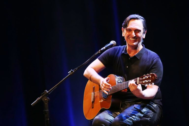 UMA VOZ, UM INSTRUMENTO ANO IV | Cobertura especial sobre a estreia do Ano IV do projeto Uma Voz, Um Instrumento, que recebeu o cantor e compositor Paulo Miklos, no dia 14 de junho de 2019. A cobertura é composta pela fotografia da apresentação e pelo desenvolvimento de um programete especial, intitulado Uma Voz, Um Instrumento #Review. O conceito "review" vem de revisitar a noite da apresentação por meio de uma entrevista com o artista mesclada com alguns dos melhores momentos da apresentação. O projeto Uma Voz, Um Instrumento é uma realização do Centro Cultural Minas Tênis Clube. A curadoria, comunicação e produção é de Alves Madeira Comunicação e Produção. Teatro do Centro Cultural Minas Tênis Clube, Belo Horizonte (MG). 14/06/2019. © Copyright Liliane Pelegrini/Bendita  Conteúdo & Imagem | Todos os direitos reservados | All rights reserved