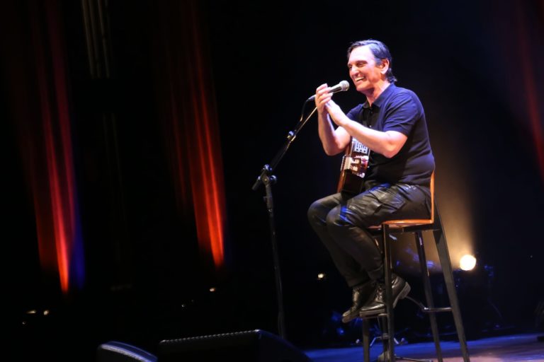 UMA VOZ, UM INSTRUMENTO ANO IV | Cobertura especial sobre a estreia do Ano IV do projeto Uma Voz, Um Instrumento, que recebeu o cantor e compositor Paulo Miklos, no dia 14 de junho de 2019. A cobertura é composta pela fotografia da apresentação e pelo desenvolvimento de um programete especial, intitulado Uma Voz, Um Instrumento #Review. O conceito "review" vem de revisitar a noite da apresentação por meio de uma entrevista com o artista mesclada com alguns dos melhores momentos da apresentação. O projeto Uma Voz, Um Instrumento é uma realização do Centro Cultural Minas Tênis Clube. A curadoria, comunicação e produção é de Alves Madeira Comunicação e Produção. Teatro do Centro Cultural Minas Tênis Clube, Belo Horizonte (MG). 14/06/2019. © Copyright Liliane Pelegrini/Bendita  Conteúdo & Imagem | Todos os direitos reservados | All rights reserved