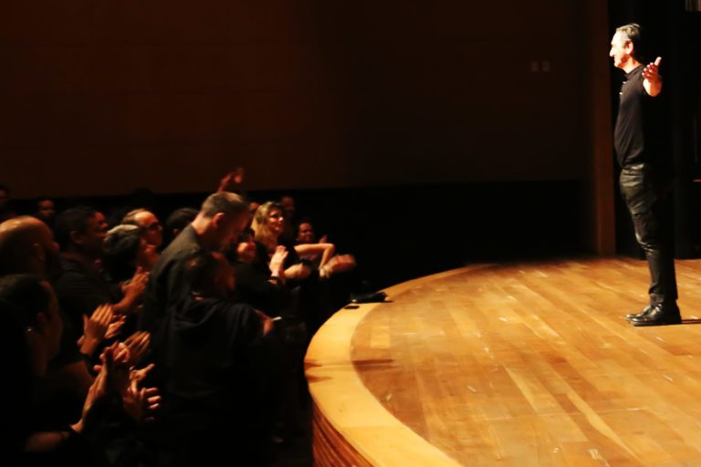 UMA VOZ, UM INSTRUMENTO ANO IV | Cobertura especial sobre a estreia do Ano IV do projeto Uma Voz, Um Instrumento, que recebeu o cantor e compositor Paulo Miklos, no dia 14 de junho de 2019. A cobertura é composta pela fotografia da apresentação e pelo desenvolvimento de um programete especial, intitulado Uma Voz, Um Instrumento #Review. O conceito "review" vem de revisitar a noite da apresentação por meio de uma entrevista com o artista mesclada com alguns dos melhores momentos da apresentação. O projeto Uma Voz, Um Instrumento é uma realização do Centro Cultural Minas Tênis Clube. A curadoria, comunicação e produção é de Alves Madeira Comunicação e Produção. Teatro do Centro Cultural Minas Tênis Clube, Belo Horizonte (MG). 14/06/2019. © Copyright Liliane Pelegrini/Bendita  Conteúdo & Imagem | Todos os direitos reservados | All rights reserved