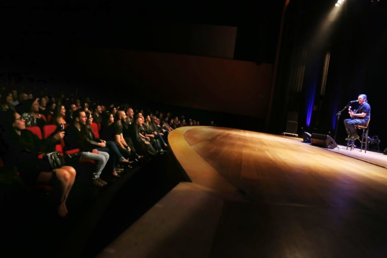 UMA VOZ, UM INSTRUMENTO ANO IV | Cobertura especial sobre a estreia do Ano IV do projeto Uma Voz, Um Instrumento, que recebeu o cantor e compositor Paulo Miklos, no dia 14 de junho de 2019. A cobertura é composta pela fotografia da apresentação e pelo desenvolvimento de um programete especial, intitulado Uma Voz, Um Instrumento #Review. O conceito "review" vem de revisitar a noite da apresentação por meio de uma entrevista com o artista mesclada com alguns dos melhores momentos da apresentação. O projeto Uma Voz, Um Instrumento é uma realização do Centro Cultural Minas Tênis Clube. A curadoria, comunicação e produção é de Alves Madeira Comunicação e Produção. Teatro do Centro Cultural Minas Tênis Clube, Belo Horizonte (MG). 14/06/2019. © Copyright Liliane Pelegrini/Bendita  Conteúdo & Imagem | Todos os direitos reservados | All rights reserved