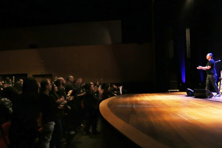 UMA VOZ, UM INSTRUMENTO ANO IV | Cobertura especial sobre a estreia do Ano IV do projeto Uma Voz, Um Instrumento, que recebeu o cantor e compositor Paulo Miklos, no dia 14 de junho de 2019. A cobertura é composta pela fotografia da apresentação e pelo desenvolvimento de um programete especial, intitulado Uma Voz, Um Instrumento #Review. O conceito "review" vem de revisitar a noite da apresentação por meio de uma entrevista com o artista mesclada com alguns dos melhores momentos da apresentação. O projeto Uma Voz, Um Instrumento é uma realização do Centro Cultural Minas Tênis Clube. A curadoria, comunicação e produção é de Alves Madeira Comunicação e Produção. Teatro do Centro Cultural Minas Tênis Clube, Belo Horizonte (MG). 14/06/2019. © Copyright Liliane Pelegrini/Bendita  Conteúdo & Imagem | Todos os direitos reservados | All rights reserved