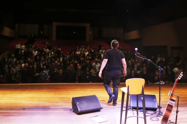 UMA VOZ, UM INSTRUMENTO ANO IV | Cobertura especial sobre a estreia do Ano IV do projeto Uma Voz, Um Instrumento, que recebeu o cantor e compositor Paulo Miklos, no dia 14 de junho de 2019. A cobertura é composta pela fotografia da apresentação e pelo desenvolvimento de um programete especial, intitulado Uma Voz, Um Instrumento #Review. O conceito "review" vem de revisitar a noite da apresentação por meio de uma entrevista com o artista mesclada com alguns dos melhores momentos da apresentação. O projeto Uma Voz, Um Instrumento é uma realização do Centro Cultural Minas Tênis Clube. A curadoria, comunicação e produção é de Alves Madeira Comunicação e Produção. Teatro do Centro Cultural Minas Tênis Clube, Belo Horizonte (MG). 14/06/2019. © Copyright Liliane Pelegrini/Bendita  Conteúdo & Imagem | Todos os direitos reservados | All rights reserved