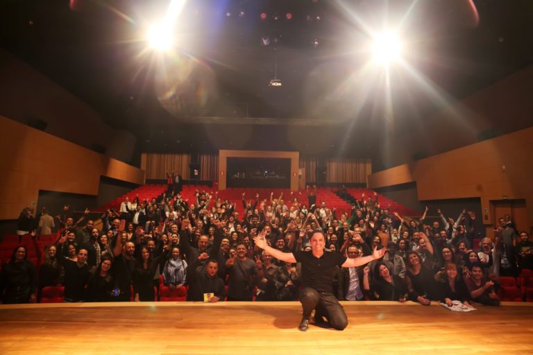 UMA VOZ, UM INSTRUMENTO ANO IV | Cobertura especial sobre a estreia do Ano IV do projeto Uma Voz, Um Instrumento, que recebeu o cantor e compositor Paulo Miklos, no dia 14 de junho de 2019. A cobertura é composta pela fotografia da apresentação e pelo desenvolvimento de um programete especial, intitulado Uma Voz, Um Instrumento #Review. O conceito "review" vem de revisitar a noite da apresentação por meio de uma entrevista com o artista mesclada com alguns dos melhores momentos da apresentação. O projeto Uma Voz, Um Instrumento é uma realização do Centro Cultural Minas Tênis Clube. A curadoria, comunicação e produção é de Alves Madeira Comunicação e Produção. Teatro do Centro Cultural Minas Tênis Clube, Belo Horizonte (MG). 14/06/2019. © Copyright Liliane Pelegrini/Bendita  Conteúdo & Imagem | Todos os direitos reservados | All rights reserved